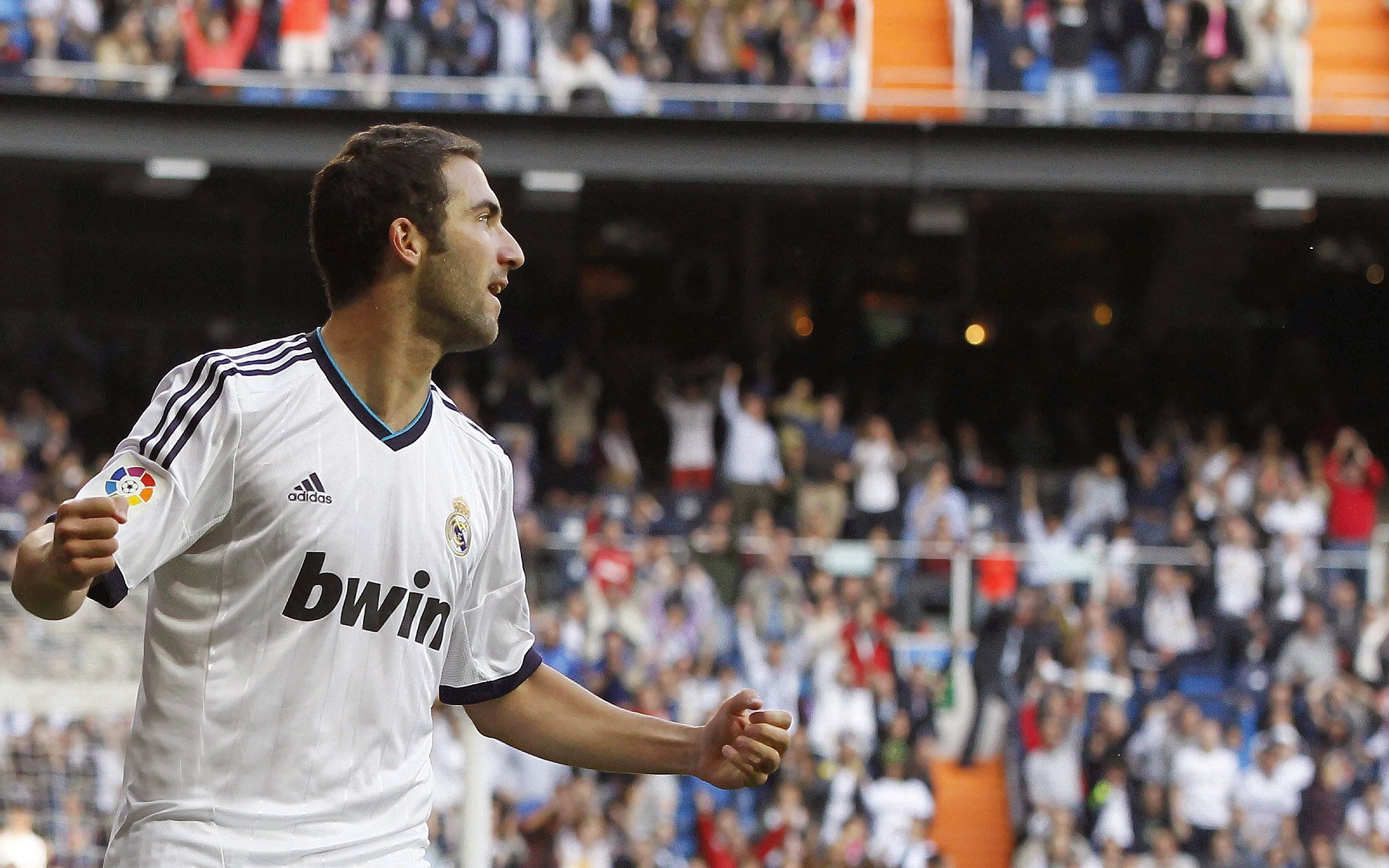 mk体育电脑版-每周最火：球迷热议的比赛瞬间和高光集锦，足球比赛高光时刻